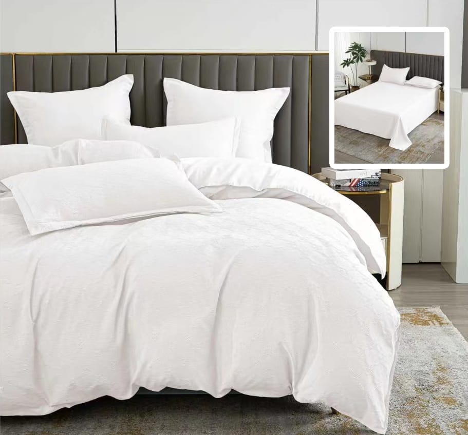 Cloud Dancer în dormitor, lenjerie alb cald vs lenjerie bej dormitor modern